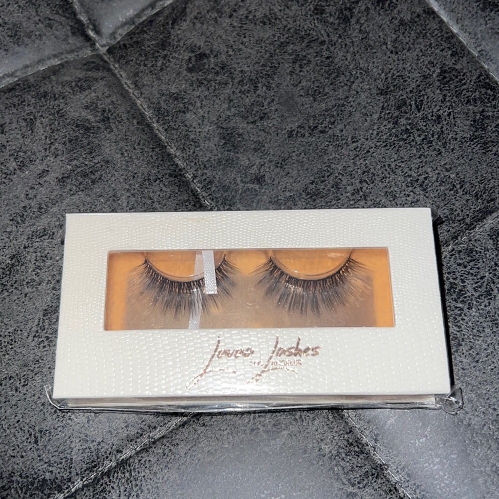 Lavaa lashes